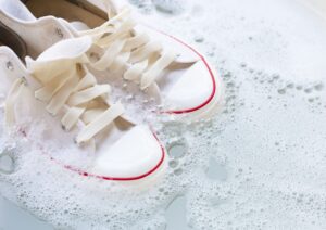 איך מנקים נעליים